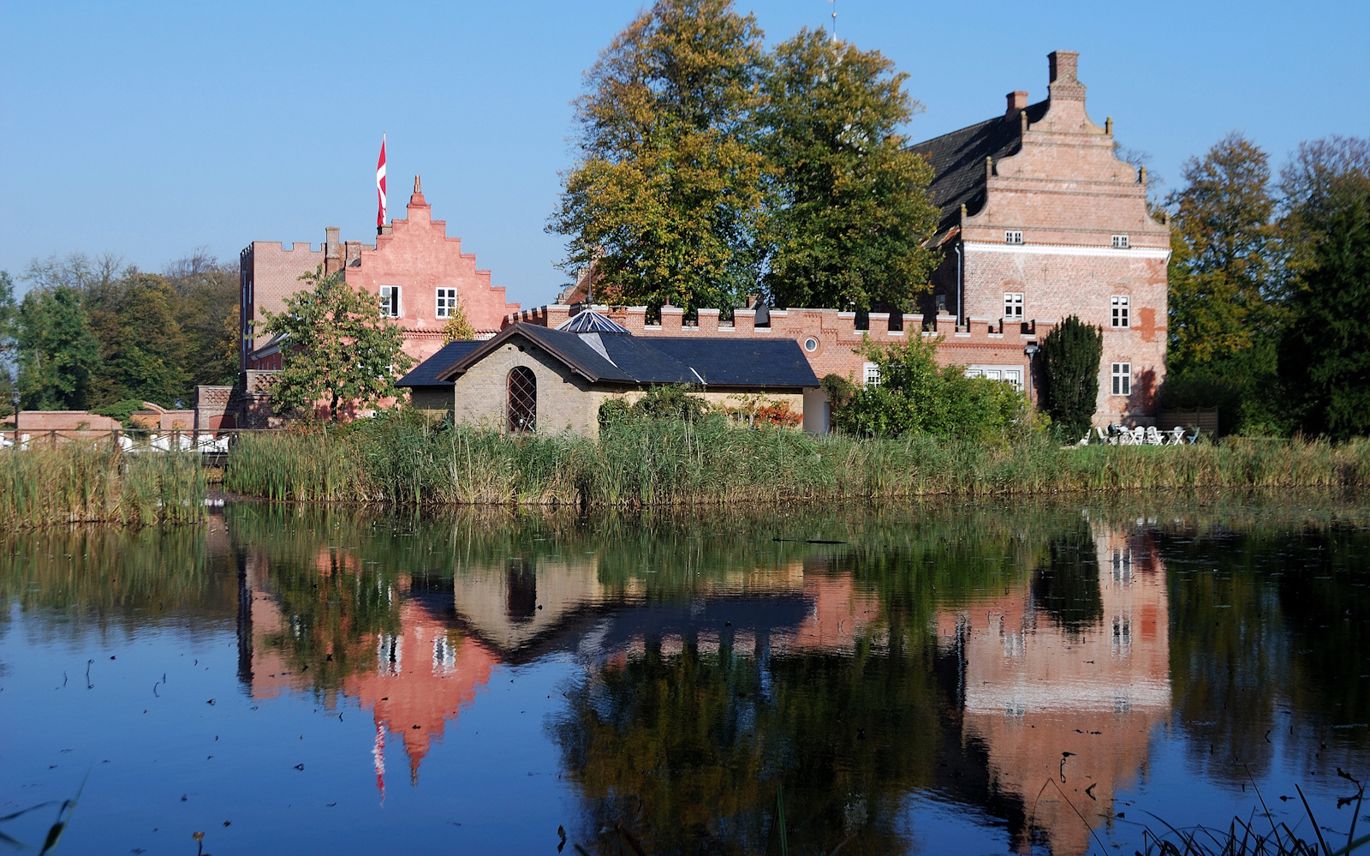 Broholm Slot og voldgraven i solskin