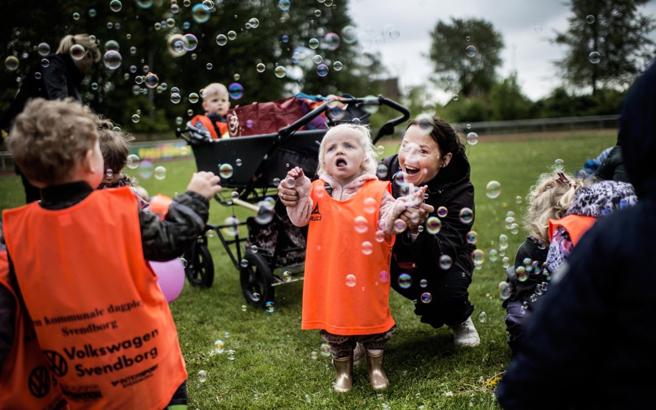 Børn leger med sæbebobler
