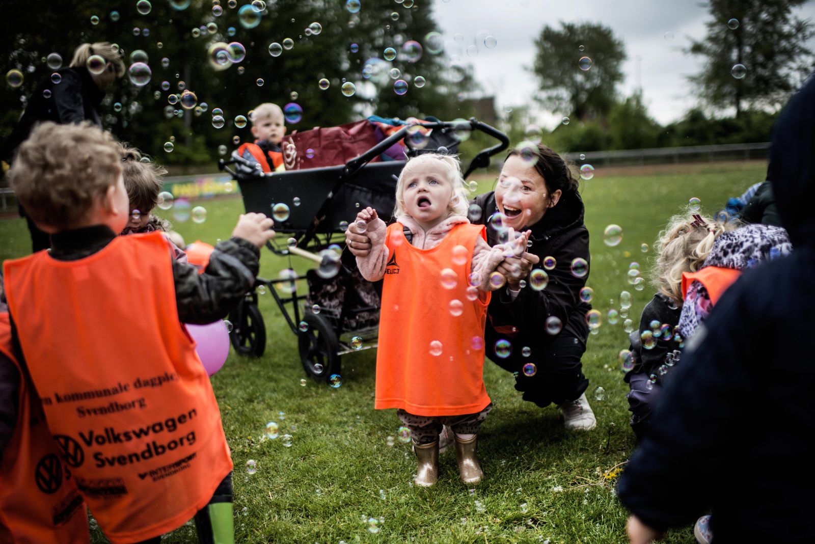 Børn leger med sæbebobler