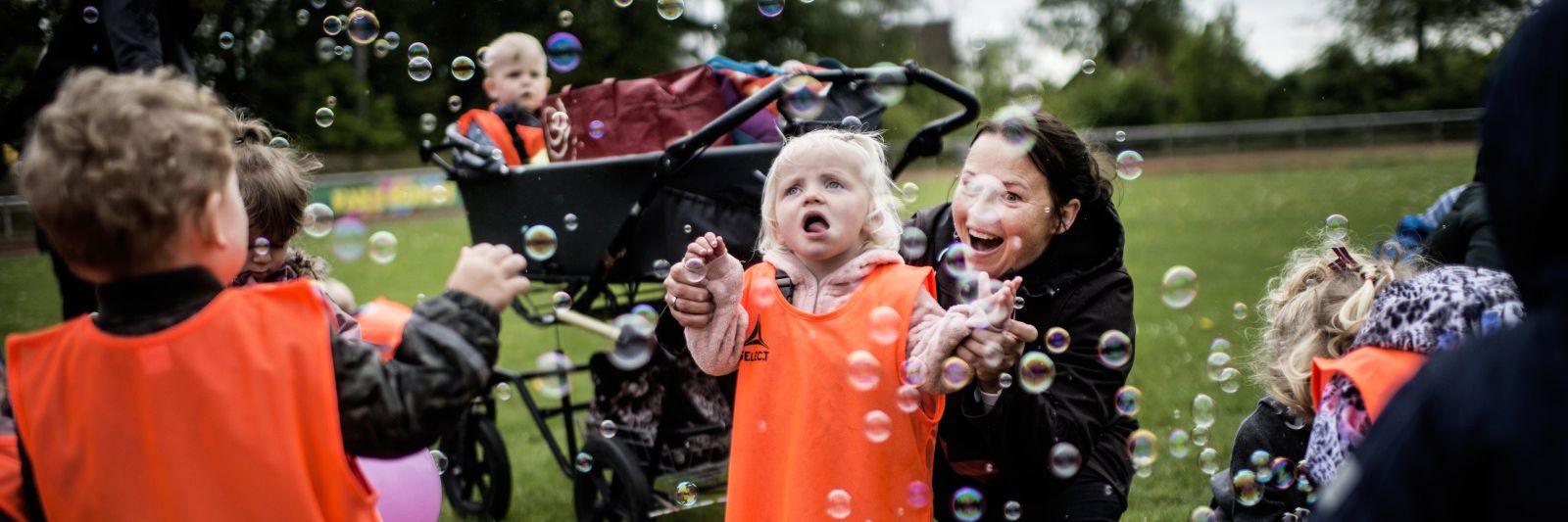 Børn leger med sæbebobler