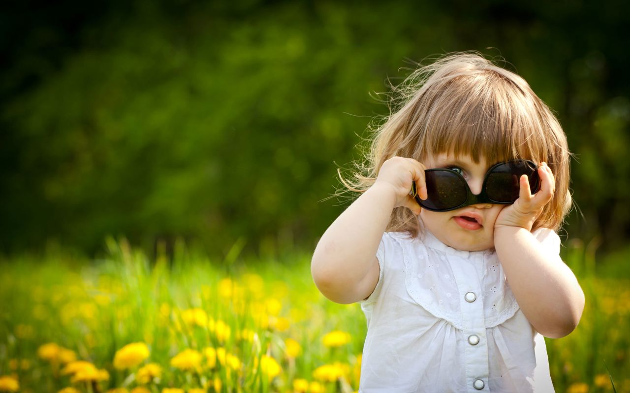 Pige med solbriller