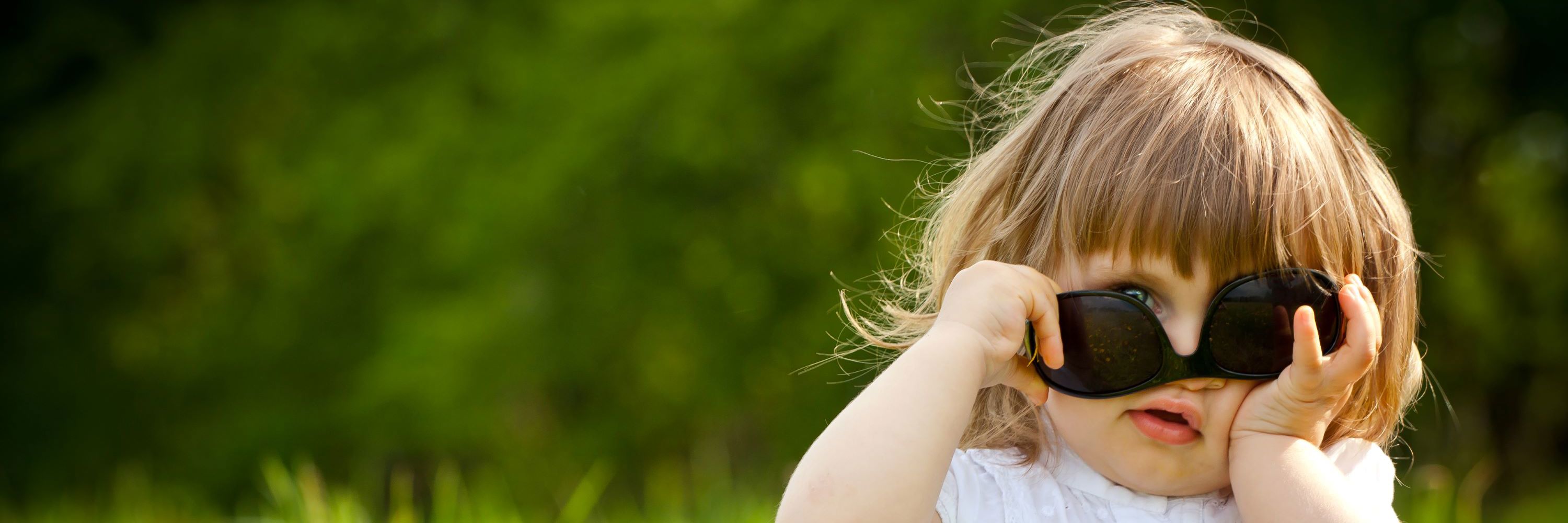 Pige med solbriller