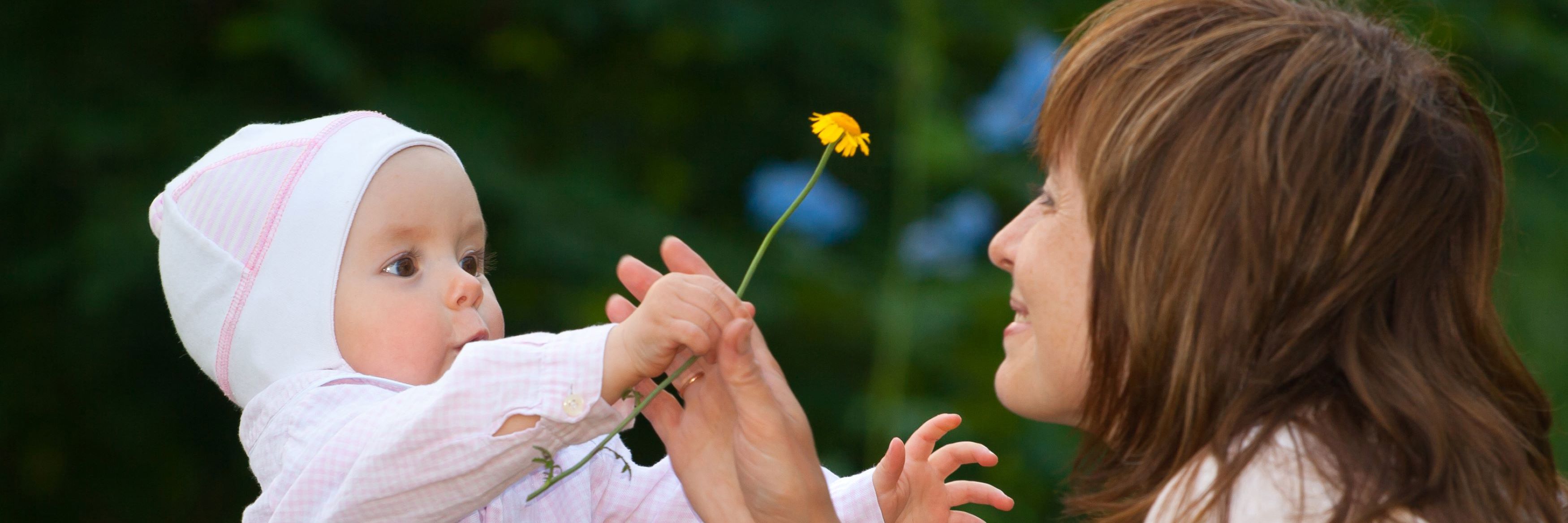 Mor og barn kigger på hinanden